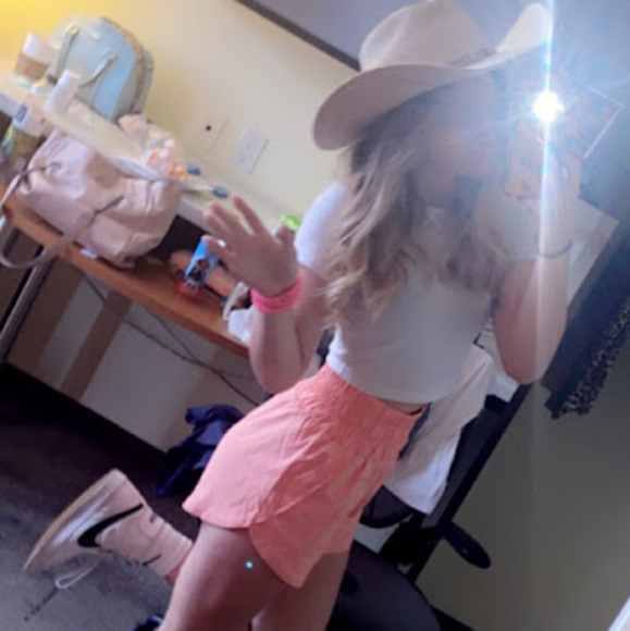 Meet your Posher, Amelia - Picture 1 of 1